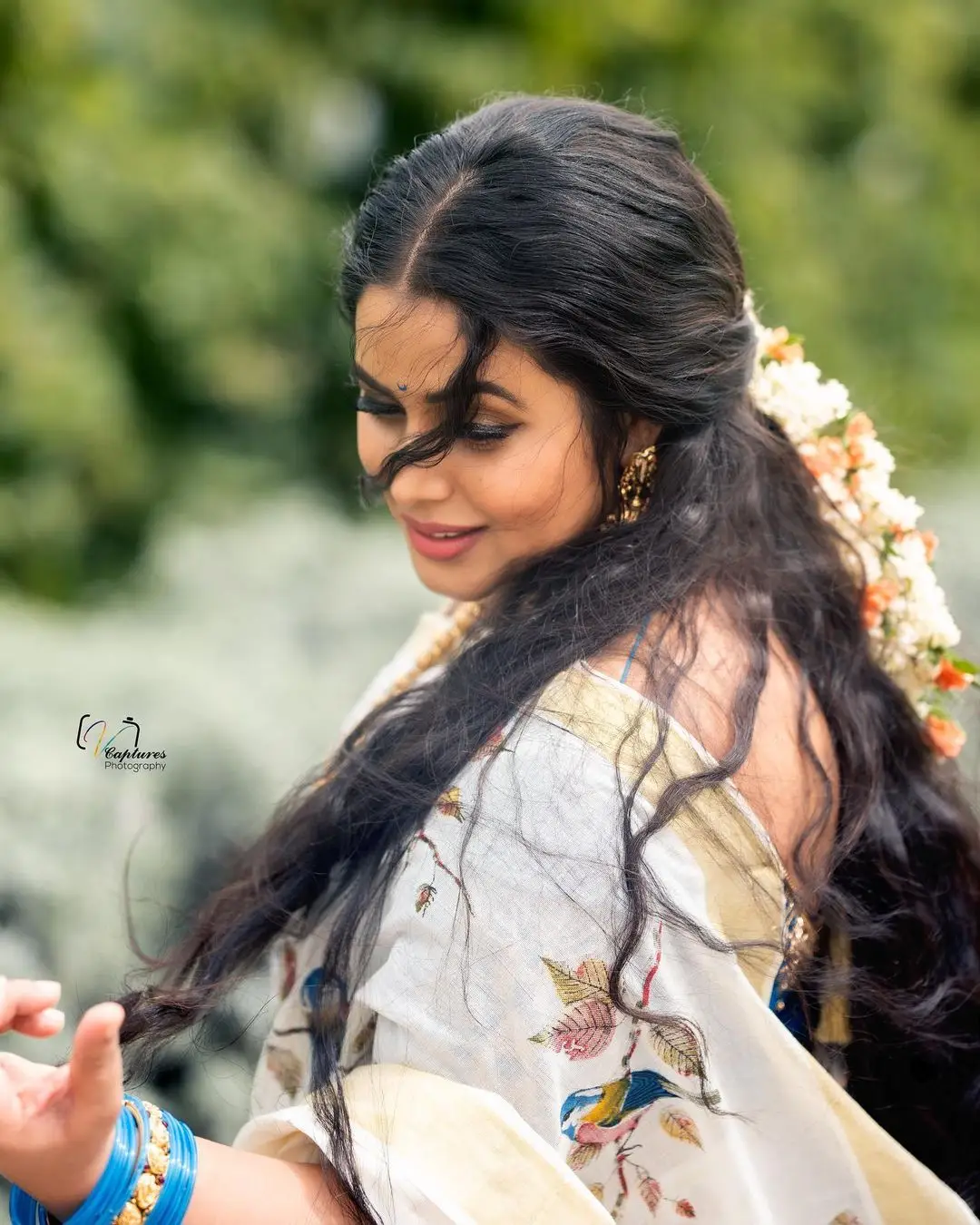 SHAMNA KASIM WEARING BEAUTIFUL EARRINGS WHITE SAREE 2